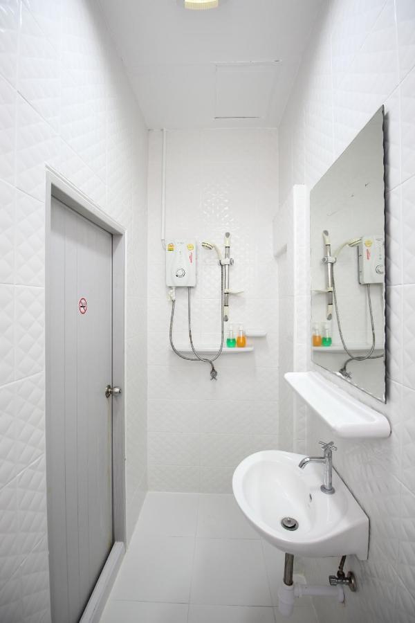Oyo 435 Frame Residence Пхукет Екстер'єр фото